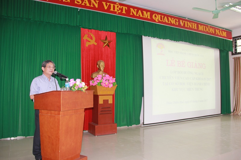 PGS.TS. Lưu Kiếm Thanh - Phó Giám đốc Học viện Hành chính Quốc gia phát biểu bế giảng lớp học