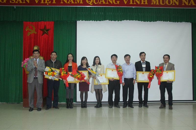 Các học viên đạt loại giỏi nhận giấy khen của Giám đốc Học viện Hành chính Quốc gia   