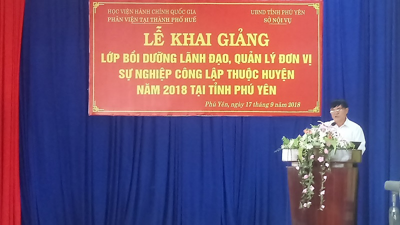 Đồng chí Phạm Văn Dũng - Phó Giám đốc Sở Nội vụ tỉnh Phú Yên phát biểu tại Lễ Khai giảng