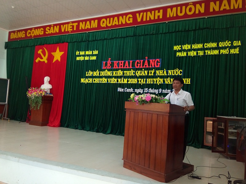 Đồng chí Trần Kim Vũ - Phó Bí thư, Chủ tịch Ủy ban nhân dân huyện Vân Canh phát biểu
