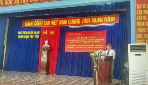 Đồng chí Vũ Đức Thơ, Giám đốc Sở Nội vụ tỉnh Phú Yên phát biểu tại Lễ khai giảng