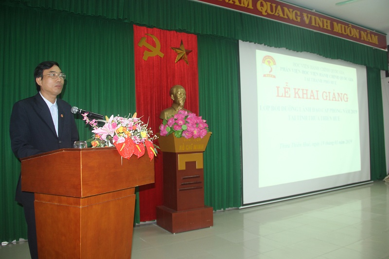 Đồng chí Huỳnh Văn Mạnh, Phó Giám đốc Kho bạc Nhà nước tỉnh Thừa Thiên Huế phát biểu tại lễ Khai giảng