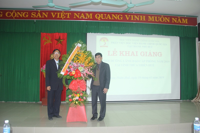 Đồng chí Huỳnh Văn Mạnh, Phó Giám đốc Kho bạc Nhà nước tỉnh Thừa Thiên Huế tặng hoa chúc mừng buổi lễ Khai giảng 