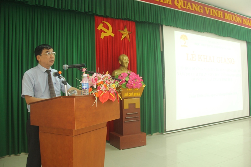 TS. Ngô Văn Trân, Phó Giám đốc Thường trực Phân viện Huế phát biểu khai giảng khóa học