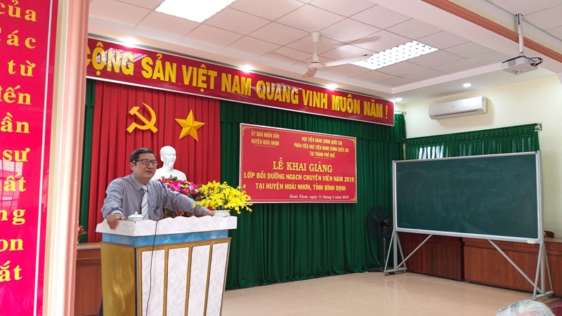 Ông Trương Đề, Phó Chủ tịch Ủy ban nhân dân huyện Hoài Nhơn phát biểu khai giảng khóa học