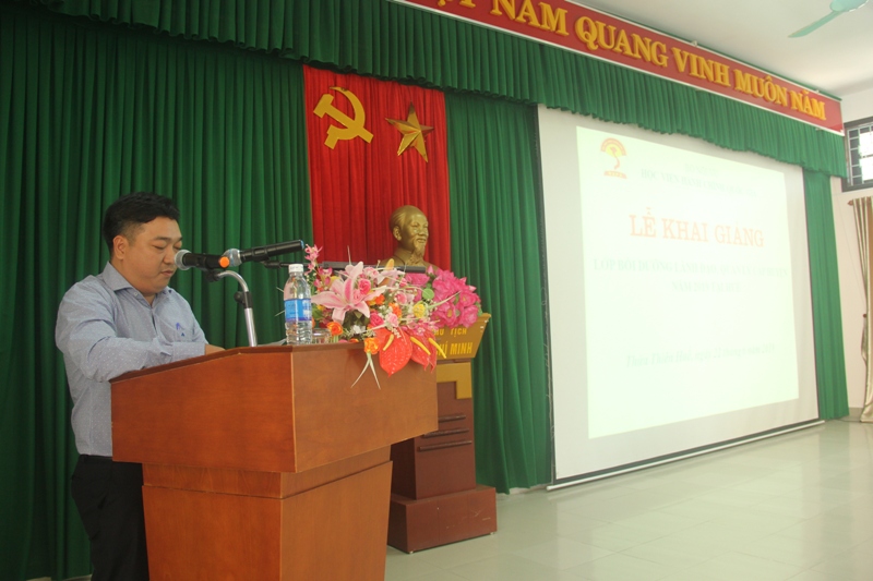 ThS. Lê Văn Lộc, Phó trưởng phòng Quản lý đào tạo, bồi dưỡng, Phân viện Huế công bố các quyết định mở lớp