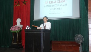 Đồng chí Nguyễn Xuân Hòa, Phó Bí thư Thường trực Thành ủy Huế phát biểu Khai giảng khóa học