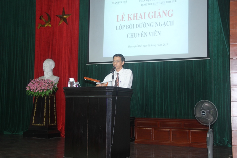   Đồng chí Nguyễn Xuân Hòa, Phó Bí thư Thường trực Thành ủy Huế phát biểu Khai giảng khóa học