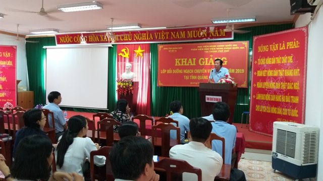 Đồng chí Đoàn Dụng, Giám đốc Sở Nội vụ tỉnh Quảng Ngãi phát biểu tại Lễ khai giảng