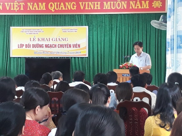Đồng chí Nguyễn Văn Vững, Trưởng phòng Giáo dục Đào tạo huyện Lệ Thủy phát biểu tại Lễ khai giảng 