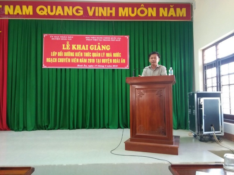 Ông Nguyễn Xuân Phong, Huyện ủy viên, Phó Chủ tịch Ủy ban nhân dân huyện Hoài Ân tỉnh Bình định phát biểu tại Lễ Khai giảng