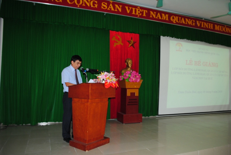 TS. Ngô Văn Trân, Phó Giám đốc Thường trực Phân viện Huế phát biểu bế giảng khóa học