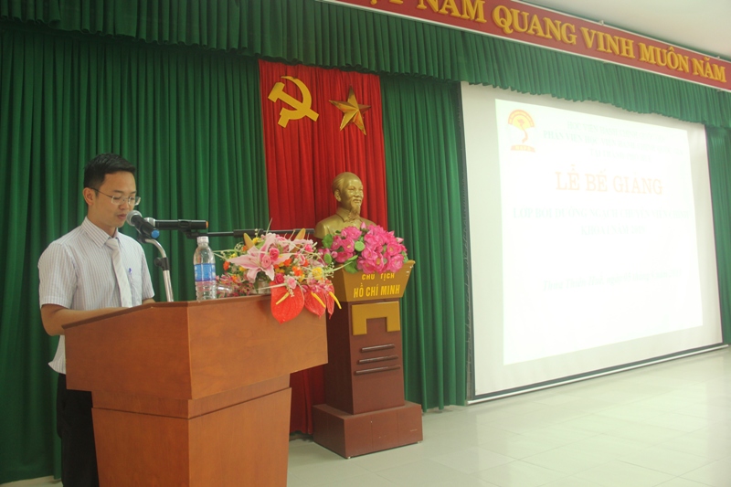 ThS. Lê Văn Mão, Phó trưởng Bộ môn Pháp luật Hành chính và Tổ chức công bố các quyết định cấp chứng chỉ 