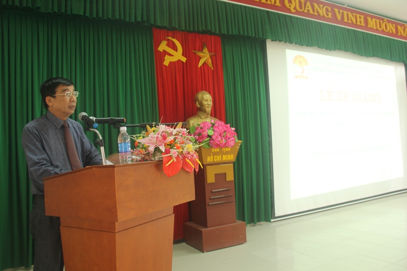 TS. Ngô Văn Trân, Phó Giám đốc Thường trực Phân viện Huế phát biểu bế giảng lớp học   