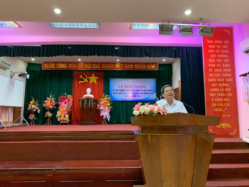 Đồng chí Võ Đức Thơ,Tinh ủy viên, Giám đốc Sở Nội vụ tỉnh Phú Yên phát biểu khai giảng khóa học   