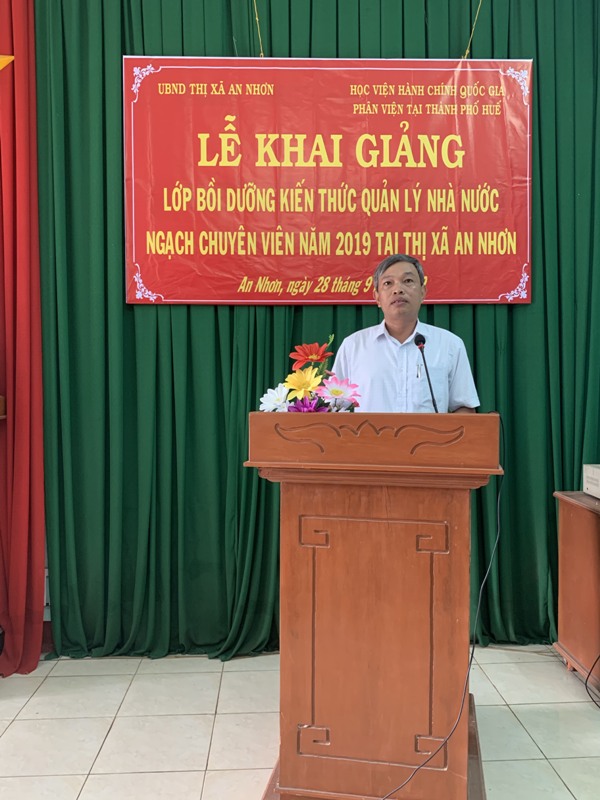 ông Đặng Vĩnh Sơn, Chủ tịch Ủy Ban Nhân dân thị xã An Nhơn tỉnh Bình Định phát biểu khai giảng khóa học