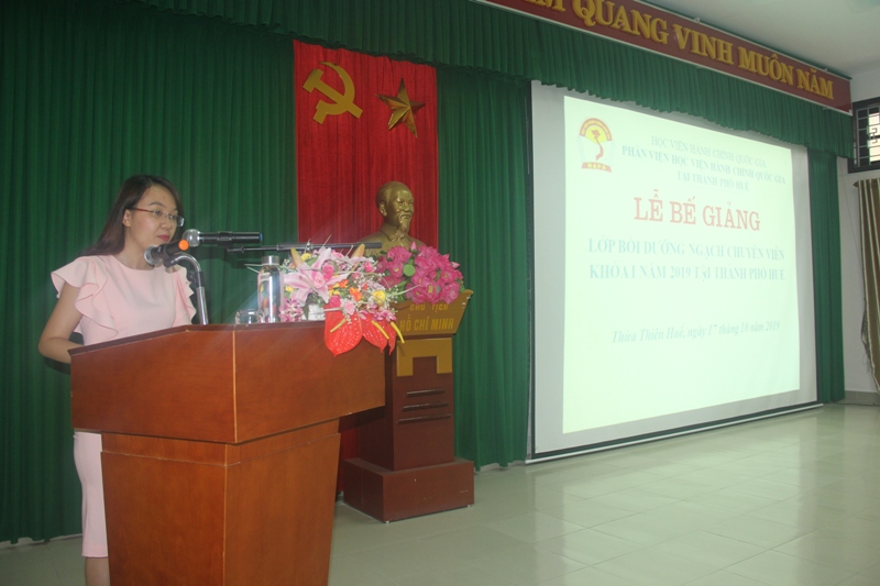 ThS. Phan Huyền Trang, Phòng Quản lý đào tạo, bồi dưỡng công bố các Quyết định cấp Chứng chỉ, khen thưởng