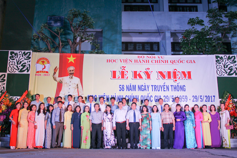 Lãnh đạo Học viện Hành chính Quốc gia cùng Lãnh đạo, cán bộ, giảng viên, người lao động Cơ sở Học viện chụp ảnh lưu niệm tại lễ kỷ niệm 58 năm ngày truyền thống HVHC Quốc gia (29/5/2017)
