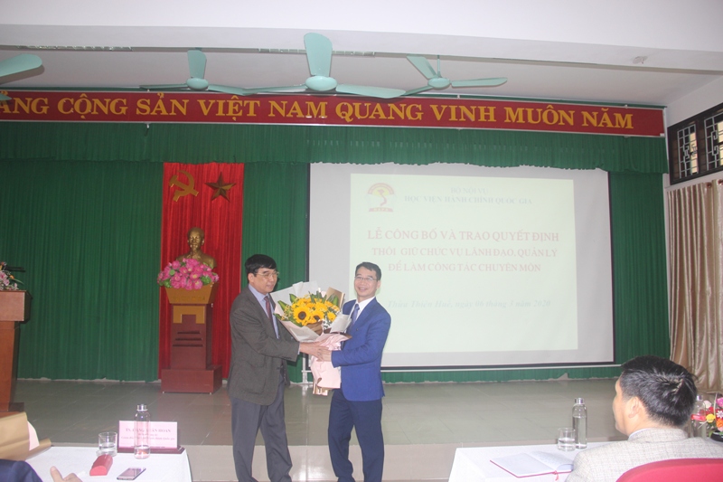 PGS.TS.Lương Thanh Cường, Phó Giám đốc Học viện Hành chính Quốc gia tặng hoa cho TS. Ngô Văn Trân   