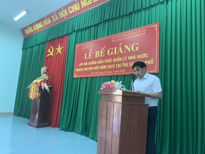 PGS.TS. Nguyễn Hoàng Hiển, Phó Giám đốc Phân viện Học viện Hành chính Quốc gia tại thành phố Huế phát biểu bế giảng khóa học   