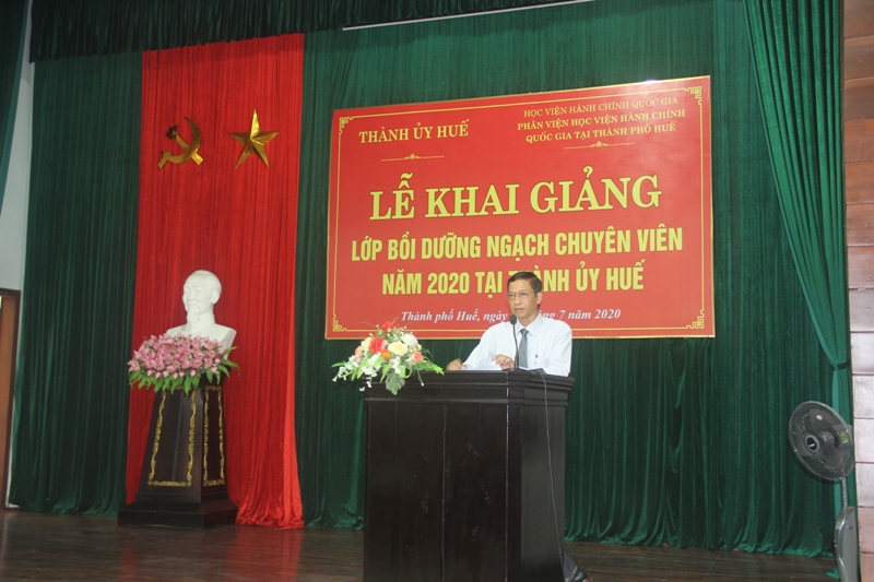 Đồng chí Nguyễn Xuân Hòa, Phó Bí thư Thường trực Thành ủy Huế phát biểu Khai giảng khóa học
