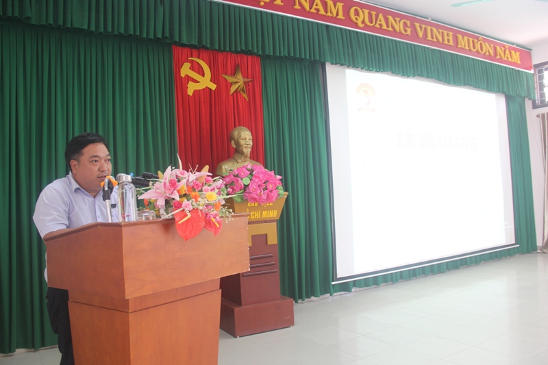 ThS. Lê Văn Lộc, Phó Trưởng phòng Quản lý đào tạo, bồi dưỡng Phân viện Huế công bố các Quyết định cấp Chứng chỉ