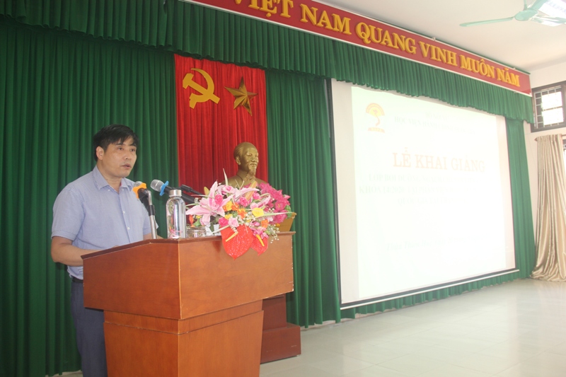 PGS.TS. Nguyễn Hoàng Hiển, Phó Giám đốc Phân viện Học viện Hành chính Quốc gia tại thành phố Huế phát biểu khai giảng khóa học