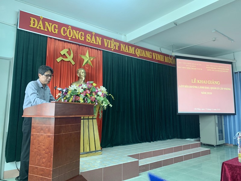 TS.Vũ Anh Tuấn, Phó Giám đốc Học viện Chính trị khu vực III, thành phố Đà Nẵng phát biểu tại lễ Khai giảng