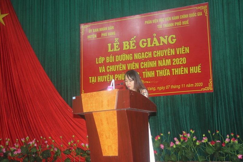 ThS. Phan Huyền Trang, phòng Quản lý đào tạo, bồi dưỡng Phân viện Huế công bố các Quyết định cấp Chứng chỉ khen thưởng