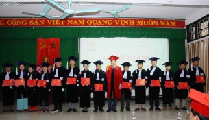 PGS.TS Nguyễn Hoàng Hiển - Phó Giám đốc Phân viện Huế trao bằng tốt nghiệp cho 
các tân cử nhân