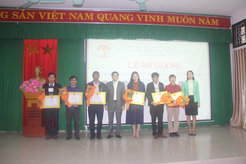 Các học viên đạt loại Giỏi nhận Giấy khen của Giám đốc Học viện Hành chính Quốc gia