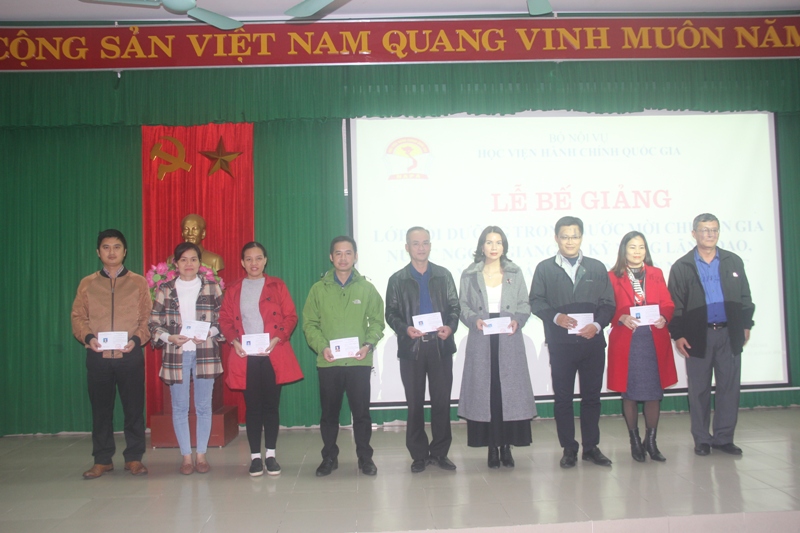 Đ/c Phan Lương – Phó Giám đốc Sở Nội vụ tỉnh Thừa Thiên Huế phát Chứng chỉ cho học viên hoàn thành khóa học   