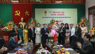 Ông Nguyễn Huy Hiển – Phó Giám đốc Sở Thông tin và Truyền thông tỉnh Thừa Thiên Huế tặng hoa chúc mừng Tạp chí