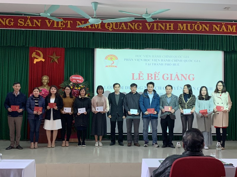 Đ/c Hoàng Thanh Bình - Ban Tổ chức Tỉnh ủy tỉnh Thừa Thiên Huế trao chứng chỉ cho  các học viên hoàn thành khóa học