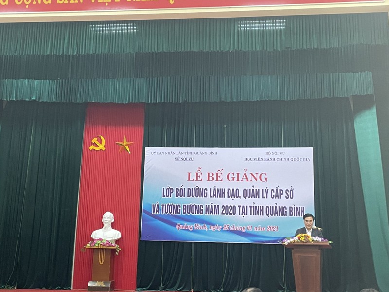Đại diện học viên lớp Bồi dưỡng lãnh đạo cấp Sở tỉnh Quảng Bình phát biểu tri ân