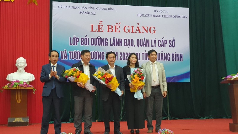 Ban cán sự lớp nhận hoa chúc mừng của Lãnh đạo Phân viện tại TP.Huế và Lãnh đạo tỉnh Quảng Bình