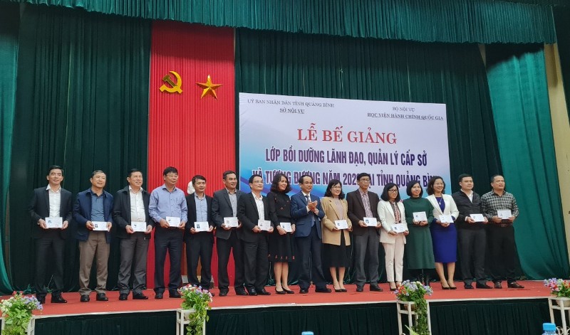 Lãnh đạo tỉnh Quảng Bình trao chứng chỉ cho các học viên