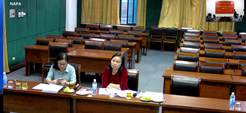 Các thành viên Hội đồng chấm luận văn tại điểm cầu Học viện ở Hà Nội  nghe học viên trả lời các câu hỏi