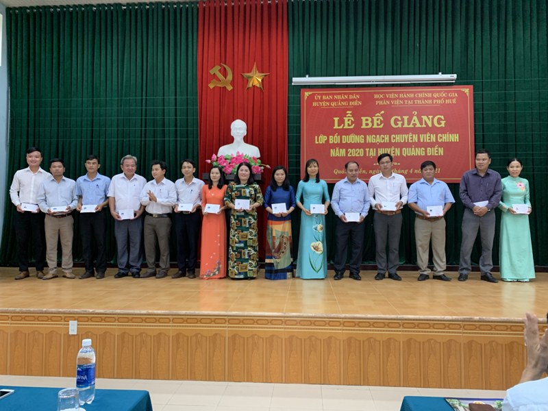 Đ/c Lê Văn Khuyến - Trưởng Ban Tổ chức Huyện ủy Quảng Điền  trao chứng chỉ cho các học viên hoàn thành khóa học 