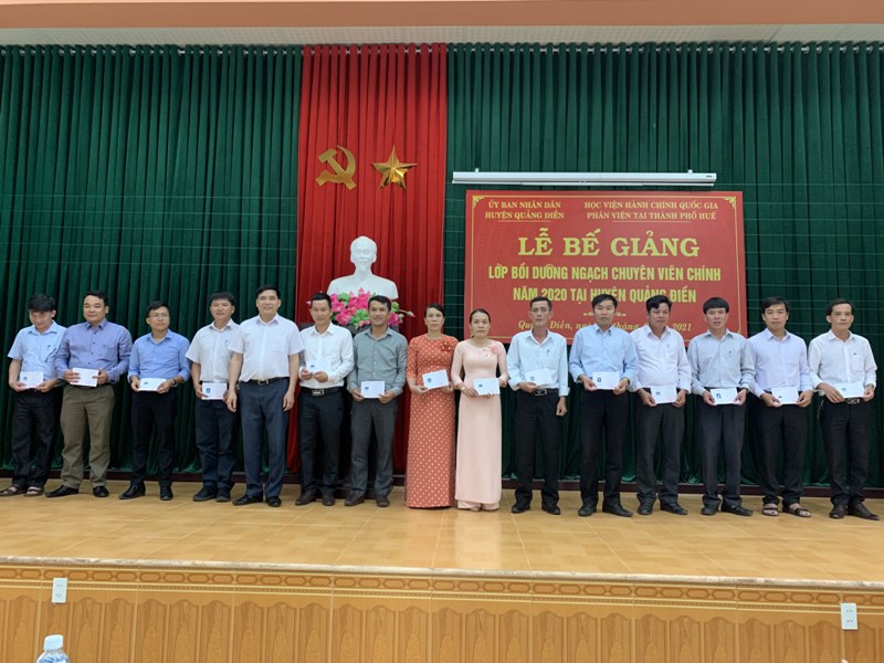 PGS.TS. Nguyễn Hoàng Hiển - Giám đốc Phân viện Học viện tại TP.Huế  trao chứng chỉ cho các học viên hoàn thành khóa học 