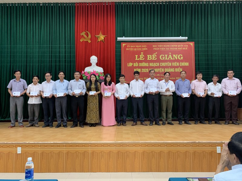 Đ/c Nguyễn Ánh Cầu - Trưởng Ban Tuyên giáo Huyện ủy Quảng Điền, Giám đốc Trung tâm Chính trị huyện Quảng Điển trao chứng chỉ cho các học viên hoàn thành khóa học