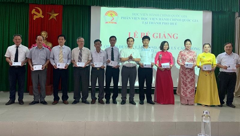 Đ/c Phan Công Hiền – Phó Cục trưởng Cục Thi hành án dân sự tỉnh Thừa Thiên Huế trao chứng chỉ  các học viên hoàn thành khóa học 