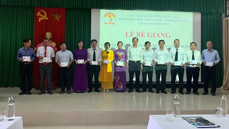 Đ/c Vũ Văn Minh - Ủy viên Ban cán sự Đảng, Phó Chánh án Tòa án nhân dân  tỉnh Thừa Thiên Huế trao chứng chỉ cho các học viên hoàn thành khóa học 