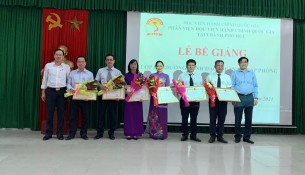 Các học viên đạt loại giỏi nhận Giấy khen của Giám đốc Học viện Hành chính Quốc gia