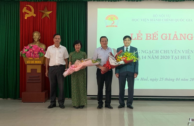 Lãnh đạo Phân viện Học viện tại TP.Huế và Lãnh đạo tỉnh Thừa Thiên Huế  tặng hoa chúc mừng Ban Cán sự lớp Bồi dưỡng ngạch CVCC khóa 14/2020 
