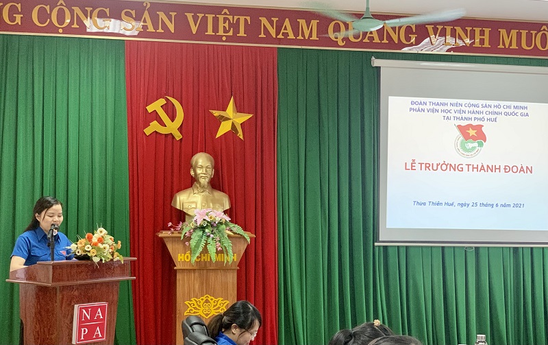 Đ/c Nguyễn Thị Thủy thay mặt các đoàn viên trưởng thành phát biểu tại buổi lễ