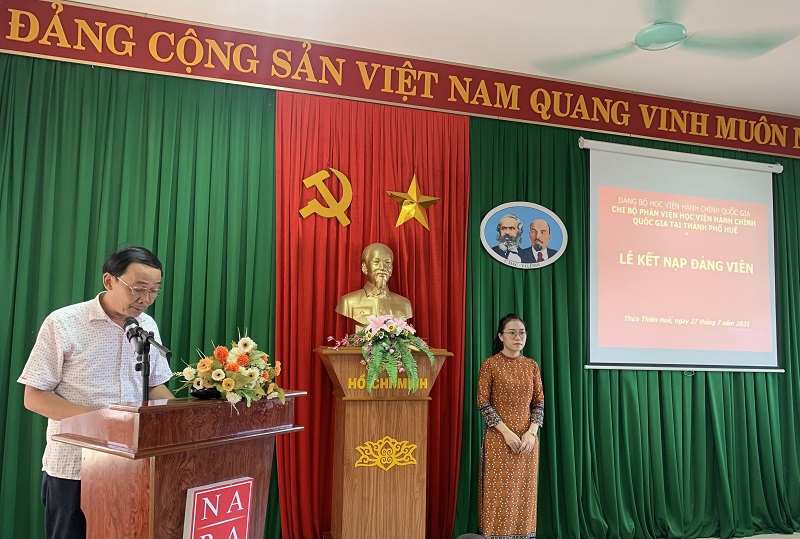 Đ/c Đặng Văn Minh – Chi ủy viên, Chủ tịch Công đoàn Phân viện Học viện tại TP.Huế  Công bố Quyết định Kết nạp Đảng viên