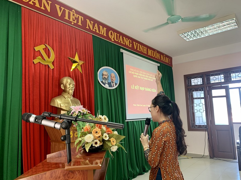 Đảng viên mới Lê Thị Quỳnh Nga tuyên thệ
