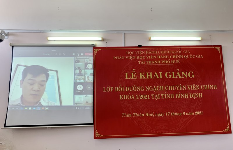 Đ/c Trịnh Xuân Long – Phó Giám đốc Sở Nội vụ tỉnh Bình Định phát biểu tại Lễ khai giảng