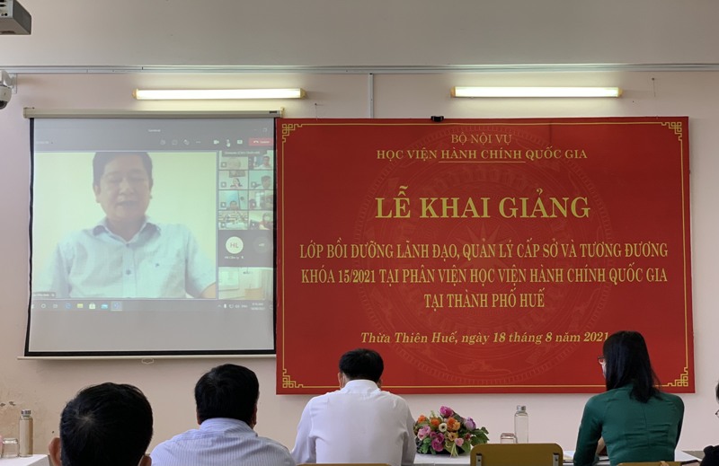 Đồng chí Trần Hữu Anh – Phó Giám đốc Sở Nội vụ tỉnh Quảng trị,  đại diện cho các học viên phát biểu tại Lễ Khai giảng
